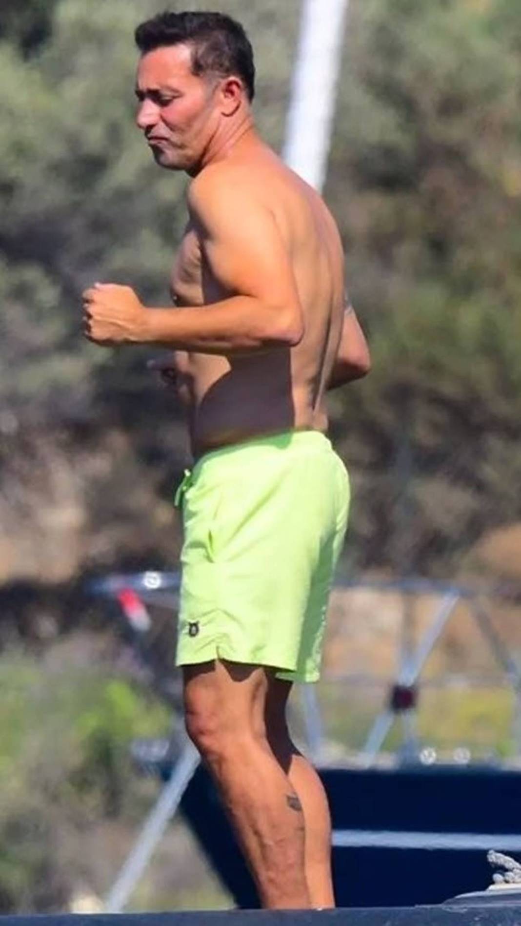 Öyle bir yerine estetik yaptırmış ki anında ortaya çıktı, ilk bakışta şak diye anlaşılıyor! Mustafa Sandal fena yakalandı 6